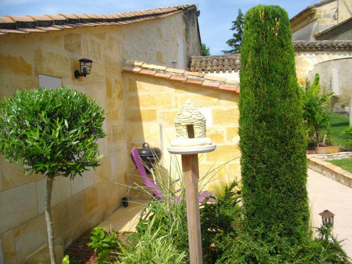 Gite Les Deux Meules Sainte-Colombe  Exteriör bild